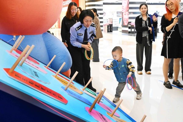 展鹏配资 让安全知识在寓教于乐中入脑入心，闵行公安组织“平安快闪”主题活动