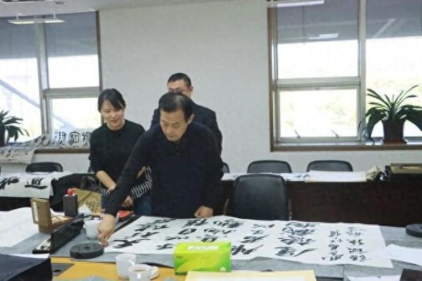 云配资 邹平市文联开展文化进机关活动