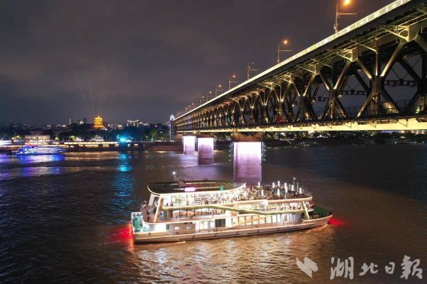天宇优配  两江游船换上“中国红”，上新多主题潮玩“双节”假期